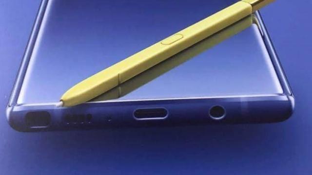 <b>Samsung Galaxy Note 9 se afișează într-un poster oficial alături de noul S-Pen auriu</b>De astăzi încep și scăpările mai serioase pentru phablet-ul Samsung Galaxy Note 9, zi în care vedem un poster ajuns online direct din Vietnam. Imaginea cu pricina a fost postată pe pagina de Facebook a forumului sforum.vn și dezvăluie 