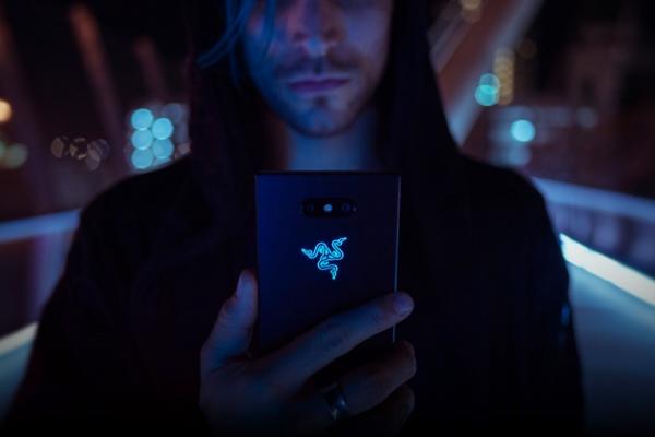Razer Phone 2 este acum oficial! Are logo iluminat RGB, procesor Snapdragon 845 și ecran 120 Hz