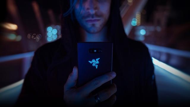 <b>Razer Phone 2 este acum oficial! Are logo iluminat RGB, procesor Snapdragon 845 și ecran 120 Hz</b>În această dimineață cei de la Razer au anunțat lansarea lui Razer Phone 2, un nou smartphone de gaming care vine actualizat cu dotări de flagship al anului 2018. Avem parte și de o schimbare la capitolul materiale folosite pentru carcasă