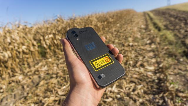 <b>CAT S61: Design robust, ultra dur, masculin pe care l-am împins la extrem (video)</b>Ne bucurăm de fiecare dată când punem mâna pe un telefon robust, pentru că noi nu facem prea des drop test-uri, aşa că ne facem de cap cu acele handset-uri. CAT S61 e gândit să supravieţuiască în medii dure şi în situaţii în care oamenii lucrează cu oţel,