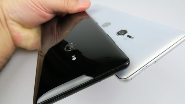 <b>Sony Xperia XZ3: Design premium, alunecos, mai compact decât la XZ2</b>Sony Xperia XZ2 a fost controversat când a sosit, pentru că avea un spate foarte bombat, atât de bombat încât telefonul se putea învârti pe o suprafaţă plată şi nici măcar nu glumesc. Era totuşi genul de smartphone care arată mai bine în realitate decât..