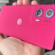 RESIGILATUL ZILEI #63: Motorola Edge 50 Fusion – telefon elegant cu ecran OLED 144Hz, 12GB RAM, baterie mare și design Hot Pink