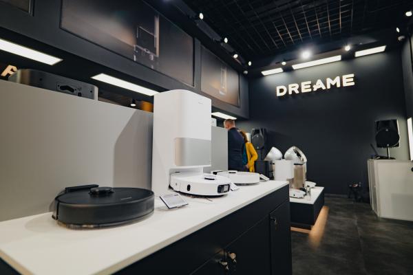 Dreame și-a deschis primul showroom fizic în România; vizitatorii pot testa gratuit peste 35 de dispozitive smart în eMAG Băneasa