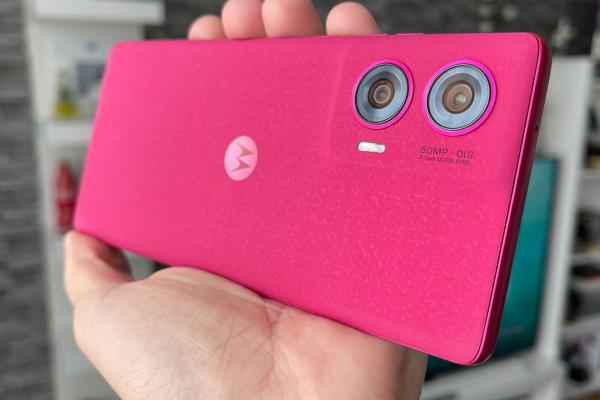 RESIGILATUL ZILEI #63: Motorola Edge 50 Fusion – telefon elegant cu ecran OLED 144Hz, 12GB RAM, baterie mare și design Hot Pink