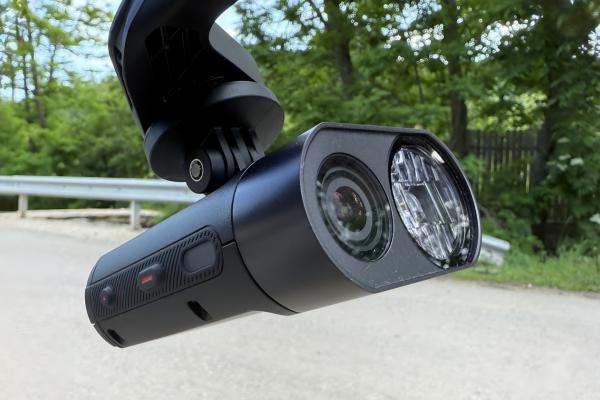 Prezentare Garmin Varia Vue: Cameră video 4K cu far de 600 lumeni și integrare în ecosistem Edge