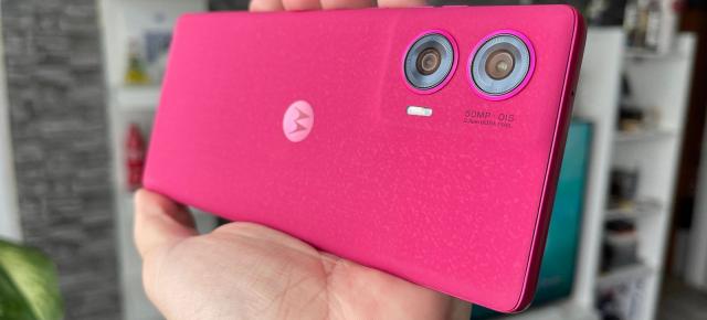 RESIGILATUL ZILEI #63: Motorola Edge 50 Fusion – telefon elegant cu ecran OLED 144Hz, 12GB RAM, baterie mare și design Hot Pink