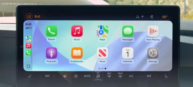 Design-ul "Liquid Glass" din iOS 26 se simte și în Apple CarPlay, acum cu widget-uri, activități live și alte noutăți