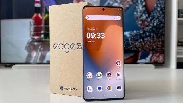 <b>RESIGILATUL ZILEI #62: Motorola Edge 50 Pro – smartphone subțire, ecran OLED 144Hz, 12GB RAM, încărcare 125W și sunet Dolby Atmos</b>Suntem la episodul #62 din seria „RESIGILATUL ZILEI”, unde scoatem în față acele produse care îmbină performanța de top cu un preț redus considerabil. Azi avem în prim-plan un smartphone elegant și rapid – Motorola Edge 50 Pro