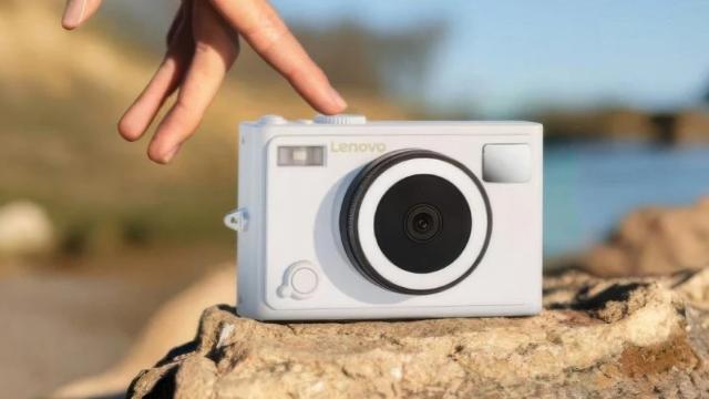 <b>Lenovo C55 a sosit! Prima cameră digitală a companiei costă sub 70 de dolari și e special concepută pentru vloggeri</b>Lenovo nu-i tocmai primul brand care-ți vine în minte când te gândești la camere digitale. Totuși, iată că în 2025 compania „sparge gheața” și lansează Lenovo C55, o cameră compactă, orientată spre vloggerii la început de carieră. Punctul forte 