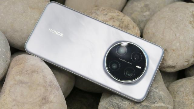 <b>Honor pregătește seria Magic 8 cu patru senzori foto puternici; Se anunță un duel fratricid direct cu Huawei în zona de zoom periscopic</b>Honor lucrează deja la seria Magic 8, iar potrivit unor surse apropiate de lanțul de testare, viitoarele flagship-uri vor aduce un setup de patru camere foto, ceea ce înseamnă o creștere semnificativă față de seria anterioară. Dispozitivele ar putea...