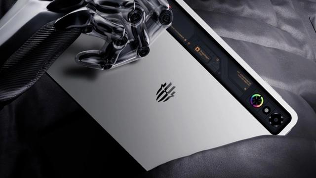 <b>Nubia Red Magic Gaming Tablet 3 Pro apare în imagini oficiale! Tableta de gaming compactă are dată de lansare confirmată</b>Recent am aflat numele oficial sub care va debuta prima tabletă de gaming compactă din portofoliul Nubia. Ei bine, iată că la scurt timp s-a aflat și data de lansare, iar compania a prezentat teasere oficiale în care prezintă designul tabletei