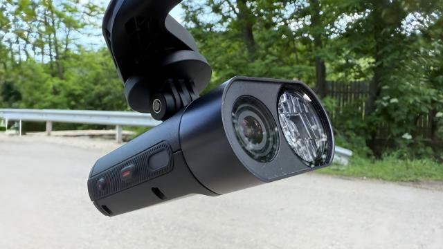 <b>Prezentare Garmin Varia Vue: Cameră video 4K cu far de 600 lumeni și integrare în ecosistem Edge</b>Dacă ați citit titlul, știți deja că avem produs nou pe masa de teste. E vorba despre Garmin Varia Vue, un soi de dashcam pentru bicicliștii de elită, cu far puternic inclus și senzor de top ce oferă filmare la calitate 4K. E un dispozitiv diferit