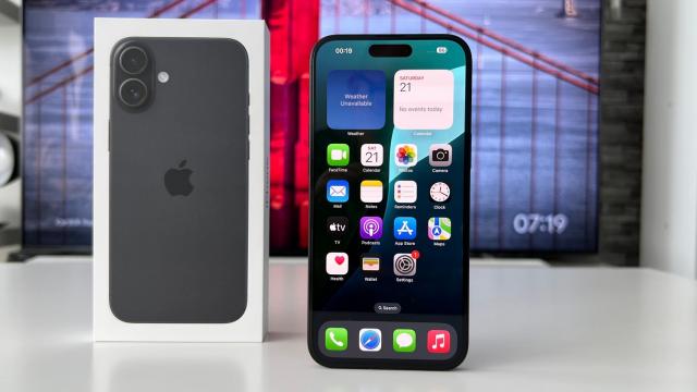 <b>iPhone 17 va primi display cu refresh rate de 120Hz, dar fără tehnologie ProMotion; Ce înseamnă asta?</b>După ani de critici legate de rata de refresh anacronică de doar 60Hz pe modelele non-Pro, Apple pare gata să facă un pas firesc odată cu lansarea seriei iPhone 17. 