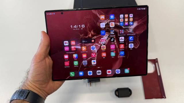 <b>Ce aduce nou HUAWEI Mate XT 2, a doua generație de smartphone triplu-pliabil</b>Deși erau șanse mici ca smartphone-ul triplu-pliabil HUAWEI Mate XT Ultimate să debuteze global, acest lucru chiar s-a întâmplat în februarie 2025 atunci când sosirea sa internațională era anunțată cu mare fast. Am avut ocazia 
