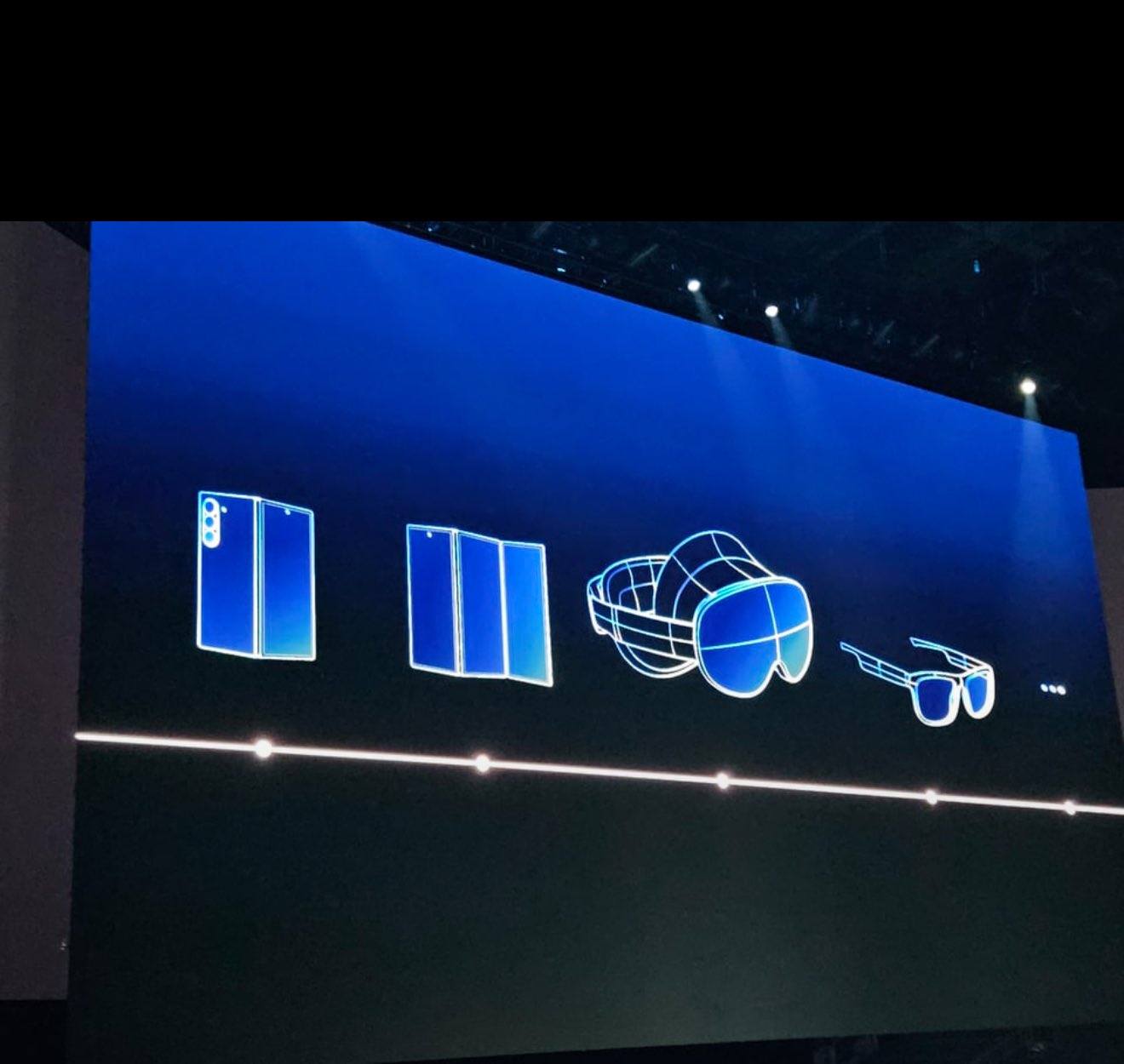 Samsung intră în zona pliabilelor tri-fold cu Galaxy G; suportă doar 25W, iar fanii nu sunt deloc impresionați
