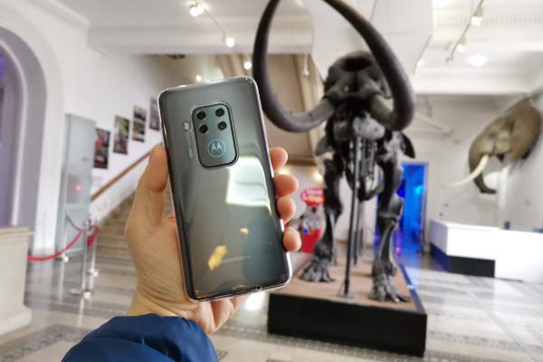 Cum a fost lansarea lui Motorola One Zoom şi cum se descurcă la fotografierea de mamuţi, scheleti, animale împăiate la Muzeul Antipa