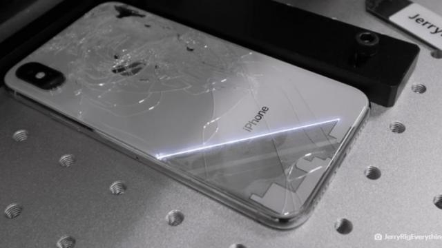 <b>Laser frate! Iată metoda revoluţionară prin care se va înlocui sticla spartă de iPhone fără sume mari (Video)</b>Orice video care începe "Apple o să mă urască" trebuie vizionat până la capăt. Temerarul JerryRigEverything, omul care sparge şi diseca toate smartphone-urile care contează a găsit o metodă genială de a înlocui sticla spartă din 