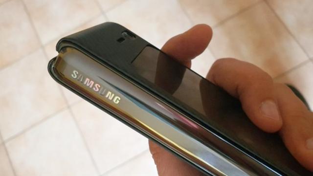 <b>Logo-ul Samsung de pe balamaua pliabilului Galaxy Fold începe să se decojească; Doar un caz izolat pentru moment</b>După bule apărute pe mijlocul ecranului, iată că Samsung Galaxy Fold bifează o nouă problemă. După cum indică și titlul, aflăm că unul dintre posesorii acestui device a remarcat faptul că logo-ul Samsung de pe balamaua 