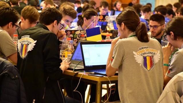 <b>România obţine locul 1 la Campionatul European de Securitate Cibernetică 2019, cu un lot format din 10 tineri</b>România e iarăşi cap de afiş în segmentul IT, de această dată prin câştigarea unei competiţii internaţionale. România a obţinut locul 1 la Campionatul European de Securitate Cibernetică 2019, cu un lot format din 10 tineri. Avem detalii mai jos.