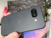 Google Pixel 9a: Design-ul extremelor, cu spate complet plat, dar muchii groase în jurul ecranului