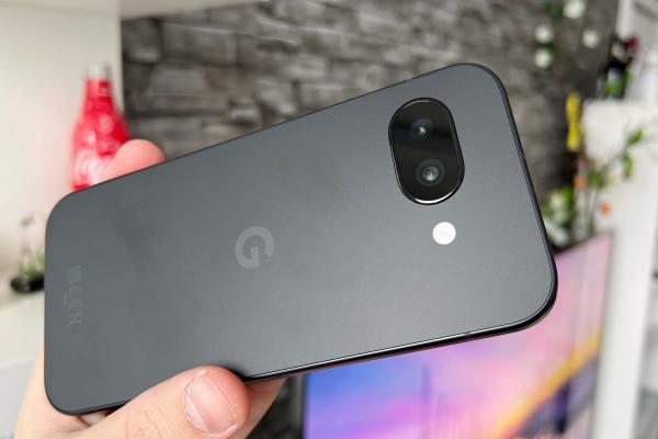 Google Pixel 9a: Design-ul extremelor, cu spate complet plat, dar muchii groase în jurul ecranului