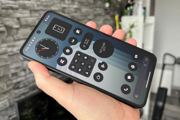 Nothing Phone (3a) Pro: OS, UI: experiență distinctă, între design curat şi AI experimental