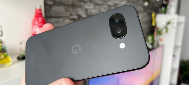 Google Pixel 9a: Design-ul extremelor, cu spate complet plat, dar muchii groase în jurul ecranului