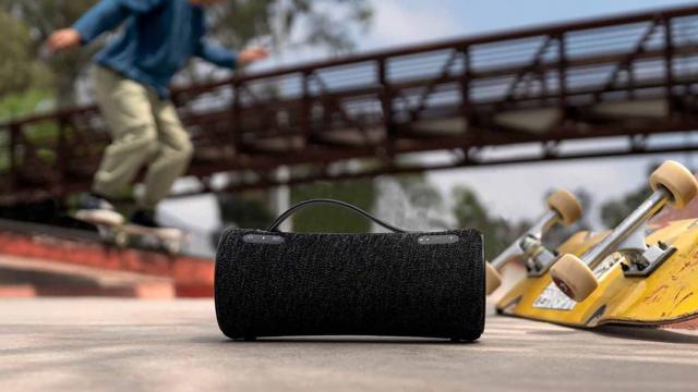 <b>RESIGILATUL ZILEI #28: Boxa Sony SRS-XG300B – alegerea inspirată pentru vibe-uri puternice și buget echilibrat</b>Bine ai revenit la un nou episod din „RESIGILATUL ZILEI”! Astăzi în episodul cu numarul 28, aducem în prim-plan un gadget care transformă orice loc în ring de dans: Sony SRS-XG300B – boxa portabilă cu MEGA BASS! Perfectă pentru petreceri spontane, grătare