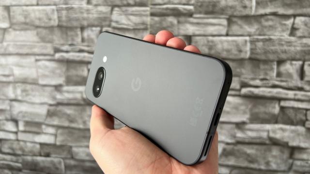 <b>Google Pixel 9a: Hardware cu actualizări la nivel de ecran, cameră wide și baterie față de predecesor</b>Schimbările nu sunt doar vizuale la Pixel 9a, ci și pe partea hardware. În primul rând întâlnim aici același procesor Google Tensor G4 (4nm) regăsit și pe variantele flagship - un procesor octa-core cu 1x nucleu Prime Cortex-X4 de 3.1 GHz