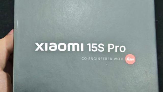 <b>Xiaomi 15S Pro are cutia scăpată online deja; Aflăm detalii despre cameră</b>Xiaomi ne induce puţin în confuzie cu denumirea flagship-ului său de toamnă, dacă cea mai nouă scăpare e reală. Xiaomi 15S Pro pare să fie numele ales şi nu Xiaomi 15T, cum ne aşteptam. Mai mult de atât, vedem fotografii cu ambalajul său şi aflăm detalii