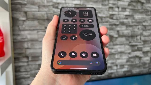 <b>Nothing Phone (3a) Pro: Baterie fără upgrade-uri vizibile față de 2a Plus, dar nu stă rău</b>În comparația cu predecesorul Phone (2a), noul model Nothing Phone (3a) Pro nu schimbă nimic la capitolul baterie - oferind aceeași unitate de 5000 mAh cu încărcare la 50W pe fir, cu full promis tot în 56 de minute
