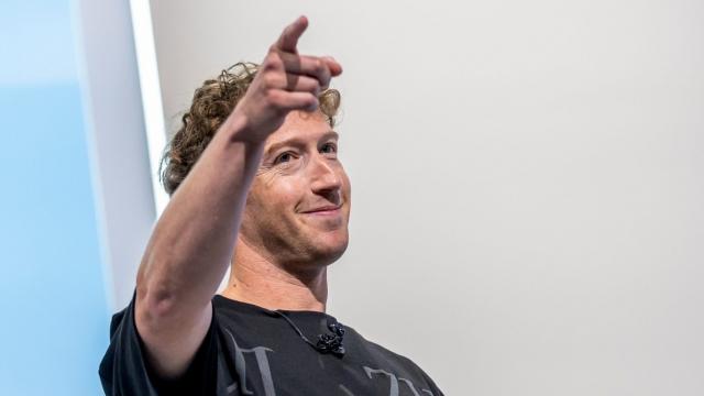 <b>Zuckerberg recunoaște: a cumpărat Instagram pentru că avea o cameră „mai bună” decât ce dezvolta Facebook</b>CEO-ul Meta, Mark Zuckerberg, a oferit o declarație surprinzătoare în fața unei instanțe din Washington, în cadrul unui proces antitrust cu miză uriașă. Potrivit unei relatări Reuters, șeful Meta a admis că motivul real din spatele 