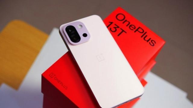 <b>OnePlus 13T vine cu senzor Sony și zoom optic 2x; mostrele foto oficiale arată rezultate impresionante</b>OnePlus a publicat primele mostre foto realizate cu OnePlus 13T, punând accent pe calitatea imaginii și zoom-ul fără pierderi oferit de noua cameră telefoto de 50 MP, confirmând totodată specificațiile esențiale ale dispozitivului. Noul telefon urmează..