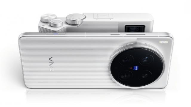 <b>vivo X200 Ultra este oficial și aduce un mega modul foto + accesoriu add-on pentru extra zoom </b>Cât timp noi ne mai delectam cu salata de beouf și sarmale, cei de la VIVO aveau treabă pe 21 aprilie atunci când lansau în China noul cameraphone numit vivo X200 Ultra. Este văzut drept flagship-ul absolut al seriei X200 și pe bună 