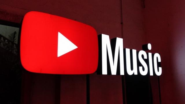 <b>YouTube Music face versurile mai „shareable”; Imagini cu citate muzicale disponibile în aplicație</b>YouTube Music a mai bifat o funcționalitate care vizează zona de partajare creativă – utilizatorii pot acum să trimită versuri din melodii direct din aplicație, sub formă de imagine personalizabilă. E un feature simpatic și util pentru cei care obișnuiesc