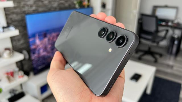 <b>Samsung nu renunță la seria FE și ne pregătește un Galaxy S25 FE cu procesor controversat</b>Samsung Galaxy S24 FE nu a fost atât de bine primit precum predecesorii săi, iar motivele din spatele acestui parcurs slab pe piață au ținut și de muchiile groase din jurul ecranului, cât și de prețul mare de la debut