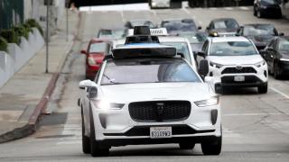 Waymo și-a turnat pasagerii la poliție: robotaxiul a văzut arma și a tras... pe dreapta