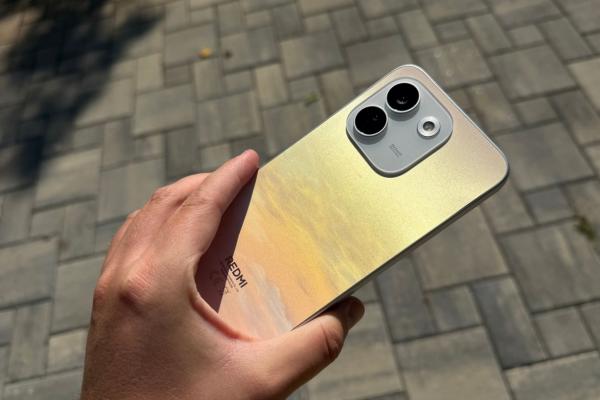 Redmi Note 17 Pro Max 5G: Design captivant pe nuanța Cloud Blush, care se bronzează dacă îl ții la soare