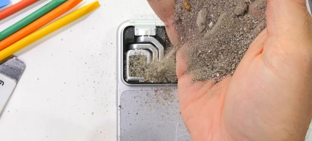 JerryRigEverything desface HONOR Robot Phone: gimbalul e spectaculos, nisipul mai puțin