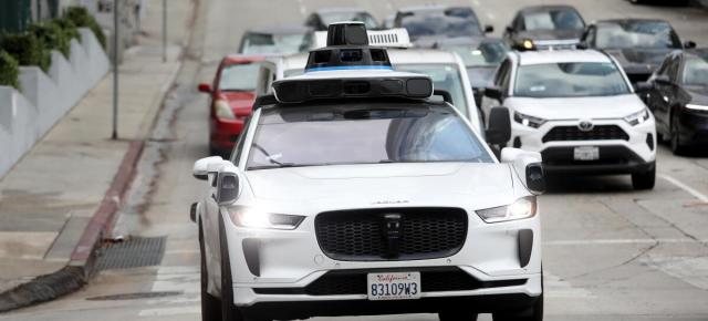 Waymo și-a turnat pasagerii la poliție: robotaxiul a văzut arma și a tras... pe dreapta