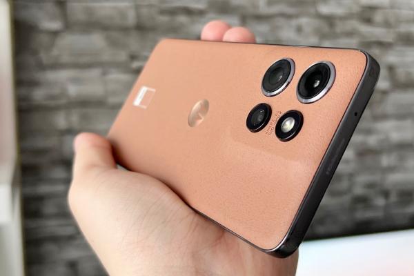 Cum a ajuns o mică tipografie să dicteze Culoarea Anului? Istoria Pantone - Motorola şi cum mi se pare Mocha Mousse pe edge 50 neo