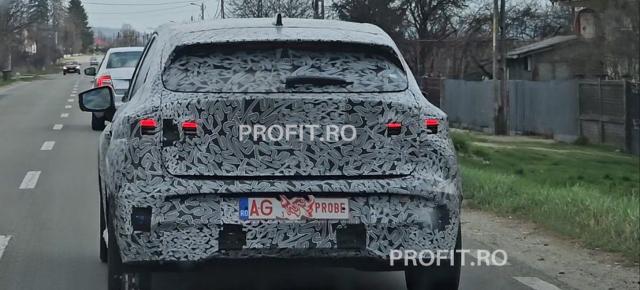 Dacia C-Neo apare în primele fotografii spion, model compact fastback văzut în timpul testelor pe șoselele din România