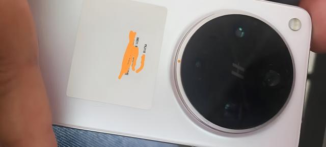 OPPO Find X8 Ultra fotografiat pe viu în sfârşit şi are o cameră... de proporţii