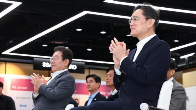 <b>Samsung vizează parteneriate în China; Lee Jae-yong discută cu Xiaomi și Qualcomm pe tema automobilelor electrice</b>Lee Jae-yong, președintele executiv al Samsung Electronics, a ajuns weekendul acesta în China, într-o vizită care ridică multe semne de întrebare în industrie. Într-un moment în care gigantul sud-coreean se confruntă cu scăderi pe segmentele-cheie - cip..