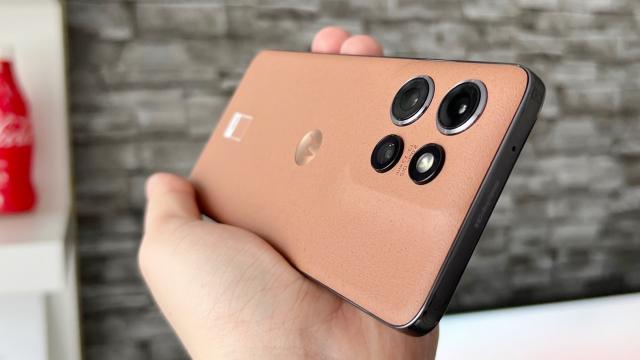 <b>Cum a ajuns o mică tipografie să dicteze Culoarea Anului? Istoria Pantone - Motorola şi cum mi se pare Mocha Mousse pe edge 50 neo</b>Culoarea este unul dintre cele mai importante criterii de selecţie când îţi cumperi un smartphone. Parcă mai mult când eşti tânăr sau creativ, artist. Cei pragmatici se mulţumesc şi cu un telefon gri sau negru, sau ascund 