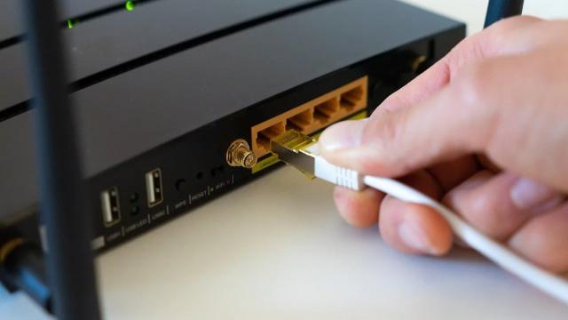<b>Tarifele la internet fix au crescut în România; Digi rămâne singurul furnizor cu prețuri neschimbate din 2019</b>Între 2019 și 2024, internetul fix în România s-a scumpit treptat la toți operatorii mari, cu o singură excepție: Digi. Furnizorul a păstrat aceleași prețuri de peste 5 ani, indiferent de viteza aleasă – 100 Mbps, 1 Gbps sau 10 Gbps. În contextul în care 