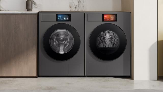<b>Mașinile de spălat Bespoke AI primesc ecran tactil de 7 inch; Samsung extinde ideea de control centralizat</b>Samsung continuă extinderea gamei Bespoke cu o serie de electrocasnice care primesc ecrane tactile de 7 inch și AI. Este vorba despre noile mașini de spălat și uscătoare Bespoke AI Laundry, care includ acum interfața AI Home, un soi de hub de control