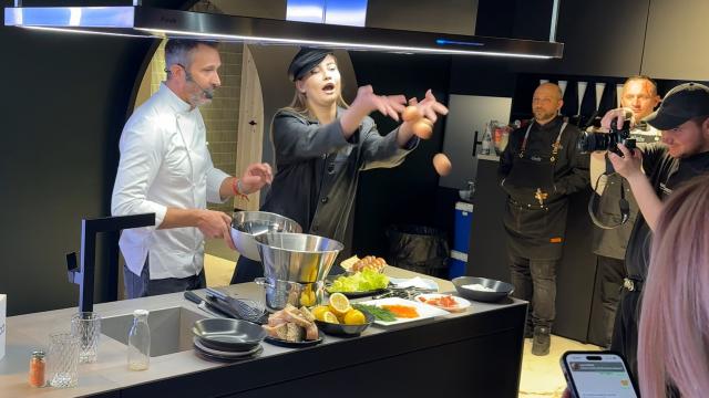 <b>Am gătit cu Iulia Albu şi Nicolai Tand şi am făcut curat cu noile aspiratoare TINECO, proaspăt sosite în România</b>Pe 26 martie 2025 am participat la evenimentul oficial de debut al brandului de aspiratoare TINECO în România. Credeam că va fi doar o prezentare şi atât, dar m-am trezit cu un cooking show şi sketch umoristic cu Nicolai Tand şi Iulia Albu