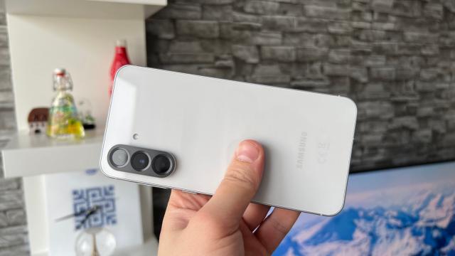<b>Samsung Galaxy A56: Pachet hardware cu Exynos de nouă generație, încărcare mai rapidă și cameră selfie actualizată</b>Sunt upgrade-uri și la nivel de hardware pentru Samsung Galaxy A56, de la procesor, la tehnologia de încărcare plus alte mici aspecte pe care le descoperim în continuare. Începem cu procesorul și acolo unde A55 venea cu Exynos 