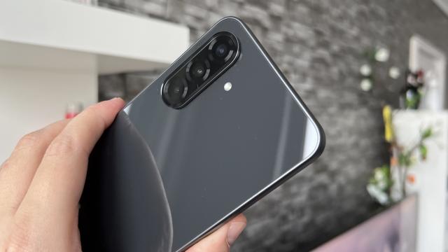 <b>Samsung Galaxy A36: Hardware actualizat, de la Exynos în cazul predecesorului, la Snapdragon 6 Gen3 + încărcare rapidă la 45W</b>Ce ne rezervă din punct de vedere hardware noul Samsung Galaxy A36? În mare cam 70-80% din ce livra și predecesorul, cu mici schimbări ce țin în primul rând de procesor acolo unde surpriză, nu avem un Exynos. Vine în schimb